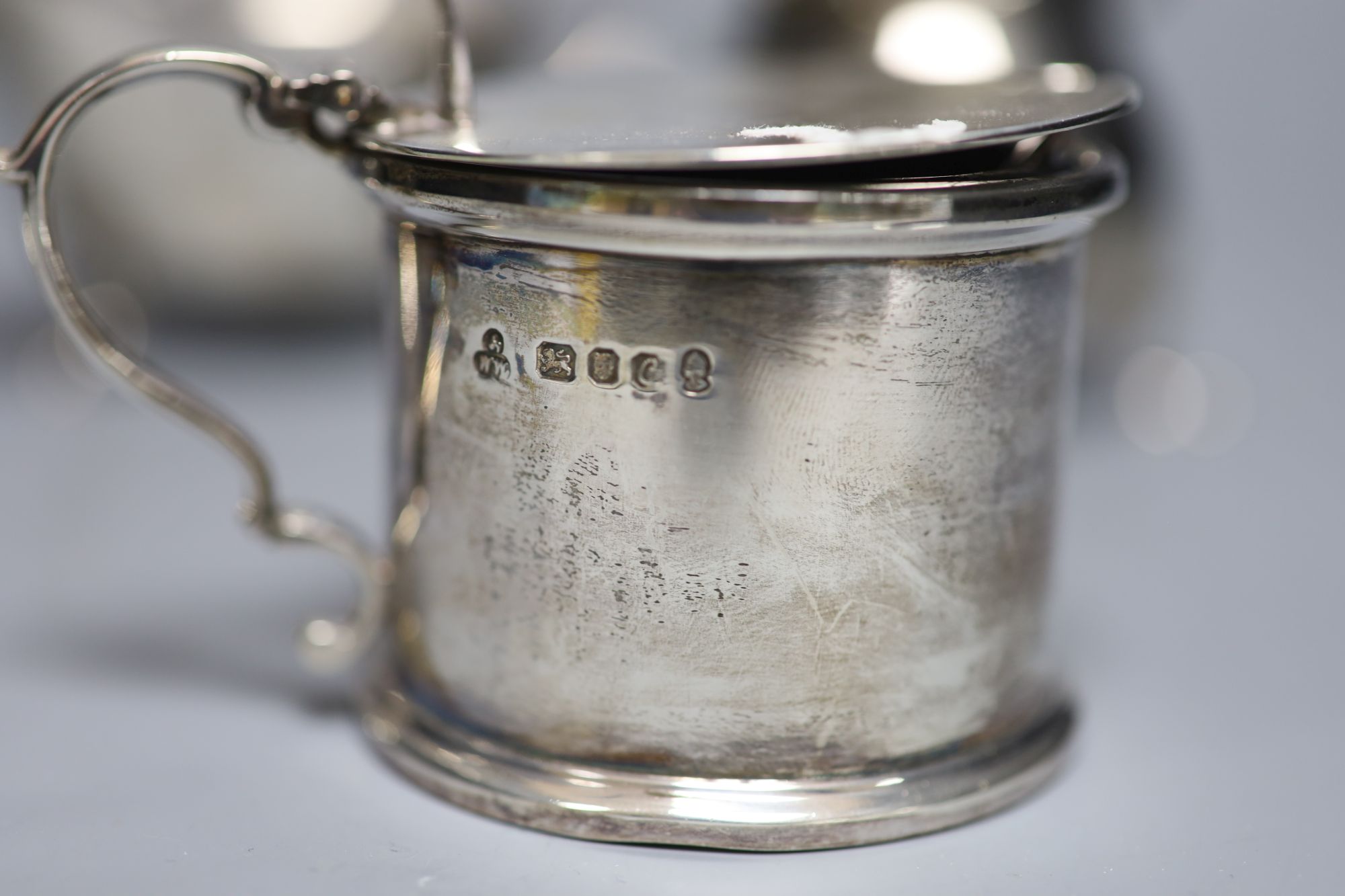 Assorted small silver.